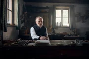 Julius Kraus (Josef Hader) ist in seiner Schusterwerkstatt.