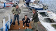 Konrad Kessler (Kleindarsteller, 2.v.r.) wird tot auf dem Gelände einer Bootslackiererei gefunden. Rechtsmedizinerin Dr. Helene Sturbeck (Katharina Blaschke, r.) gibt erste Informationen zum Fall.