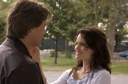 Von den durchweg korrupten Kollegen wegen seiner kategorischen Unbestechlichkeit geschnitten, muss der Vollblut-Bulle Richie Roberts (Russell Crowe, l.) auch noch verkraften, dass seine entnervte Frau Laurie (Carla Gugino, r.) die Scheidung einreicht ...