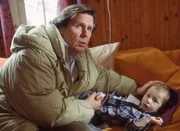 Dr. Stefan Frank (Sigmar Solbach, li.) kümmert sich um den kranken Oliver (Andreas Molzer), der von seinem Vater entführt wurde.