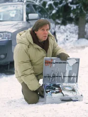 Dr. Stefan Frank (Sigmar Solbach) ist zu der Hütte gefahren, in der sich Jan Winter mit dem schwer kranken Oliver verschanzt hat.