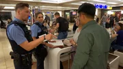 Die Polizisten Tobias Gei&szlig; und Lea Bo&szlig;e vom 19. Revier am Frankfurter Flughafen.