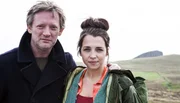 Nach dem Tod seiner Frau will Jimmy Perez (Douglas Henshall) mit seiner Stieftochter Cassie (Erin Armstrong) in seiner alten Heimat einen Neuanfang wagen. Nach dem Tod seiner Frau will Jimmy Perez (Douglas Henshall) mit seiner Stieftochter Cassie (Erin Armstrong) in seiner alten Heimat einen Neuanfang wagen.