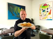 Koch mit fertigem Wiener Schnitzel während Servus TVs "TM Wissen".