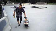 Zack Mulligan (l.) mit seinem Sohn Elliot Mulligan auf dem Skateboard