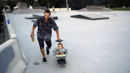 Zack Mulligan (l.) mit seinem Sohn Elliot Mulligan auf dem Skateboard