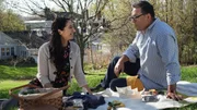 Gesine und Ray haben ein Picknick, zu sehen in Baked in Vermont Season 2.