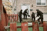 Nachgestellte Szene von Edmond SWAT-Beamten, die das Haus des Verdächtigen Michael Gary stürmen.