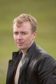 Tatortermittlerin Willow Reeves (Nina Sosanya) informiert Polizist Sandy Wilson (Steven Robertson) über den Unfall.