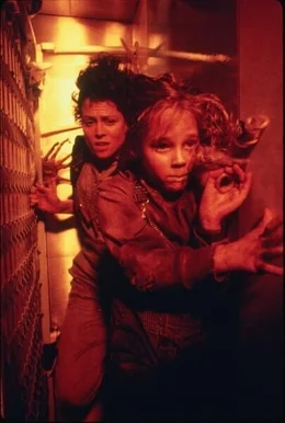 Ripley (Sigourney Weaver, l.) ist zu allem entschlossen, um Newt (Carrie Henn, r.) nicht in die H&auml;nde der Aliens fallen zu lassen ...