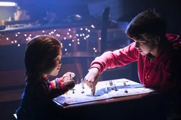 L-R: Chucky und Andy (Gabriel Bateman)