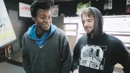 Keire Johnson (l.) und Zack Mulligan im Skaterpark