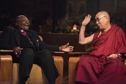 Erzbischof Desmond Tutu (l.) und der Dalai Lama  Die Verwendung des sendungsbezogenen Materials ist nur mit dem Hinweis und Verlinkung auf RTL+ gestattet.