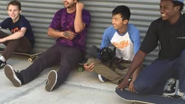Die vier Skater v.l.: Max Barker, Zack Mulligan, Bing Liu und Keire Johnson am Set