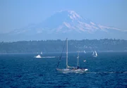 Der Puget Sound im pazifischen Nordwesten der USA: Im Hintergrund thront der mächtige Mount Rainier, einer der gefährlichsten Vulkane der Welt. Der Puget Sound im pazifischen Nordwesten der USA: Im Hintergrund thront der mächtige Mount Rainier, einer der gefährlichsten Vulkane der Welt.