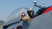 Josh Gates und der Gedenkpilot der Luftwaffe, Chris Liguori, dr&uuml;cken die Daumen, dass sie in einer P-51 Mustang in S&uuml;dkalifornien abflugbereit sind.