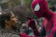 Als Max Dillan (Jamie Foxx, l.) von Spider-Man (Andrew Garfield) vor dem sicheren Tod bewahrt wird, entwickelt der Elektriker eine fanatische Besessenheit von seinem Retter.
