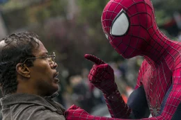 Als Max Dillan (Jamie Foxx, l.) von Spider-Man (Andrew Garfield) vor dem sicheren Tod bewahrt wird, entwickelt der Elektriker eine fanatische Besessenheit von seinem Retter.