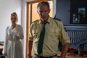 In der Garage liegt nicht nur der Ball- sonder auch eine Leiche: Leni Falk (Teresa Rizos), Franz Hubert (Christian Tramitz) In der Garage liegt nicht nur der Ball- sonder auch eine Leiche: Leni Falk (Teresa Rizos), Franz Hubert (Christian Tramitz)