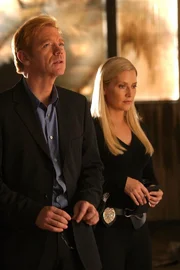 Nach dem verheerenden Tsunami untersuchen Lt. Horatio Caine (David Caruso) und Calleigh Duquesne (Emily Procter) die Lobby der Bank. Nach dem verheerenden Tsunami untersuchen Lt. Horatio Caine (David Caruso) und Calleigh Duquesne (Emily Procter) die Lobby der Bank.