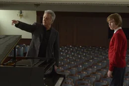 Weder Chorleiter Carvelle (Dustin Hoffman, l.) noch irgendein anderer Lehrer h&auml;lt es f&uuml;r m&ouml;glich, dass der renitente, aber hochbegabte Neuling Stet (Garrett Wareing, r.) am National Boychoir bestehen k&ouml;nnte. Oder kann sich der ungl&uuml;ckliche Junge mit den strengen Regeln des Internats arrangieren?; Weder Chorleiter Carvelle (Dustin Hoffman, l.) noch irgendein anderer Lehrer h&auml;lt es f&uuml;r m&ouml;glich, dass der renitente, aber hochbegabte Neuling Stet (Garrett Wareing, r.) am National Boychoir bestehen k&ouml;nnte. Oder kann sich der ungl&uuml;ckliche Junge mit den strengen Regeln des Internats arrangieren?