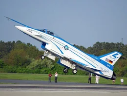 Die X-31 landet mit einem extrem hohen Anstellwinkel, um die Landestrecke zu verringern. Die X-31 landet mit einem extrem hohen Anstellwinkel, um die Landestrecke zu verringern.