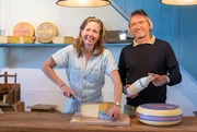 Frank Buchholz (r) mit Annamarie Eldering von der Greidelan-Molkerei in Britswert/Niederlande. Frank Buchholz (r) mit Annamarie Eldering von der Greidelan-Molkerei in Britswert/Niederlande.