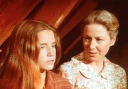 Weil sie sich auf den Rat der intriganten Nellie verlassen hat, ist Laura (Melissa Gilbert, l.) durch die entscheidende Pr&uuml;fung gefallen. Caroline (Karen Grassle, r.) spricht ihr Mut zu ...