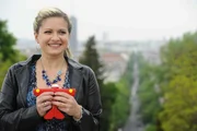 Mia (Josephine Schmidt) ist emotional völlig aufgewühlt wegen des bevorstehenden Treffens mit Toni. Mia (Josephine Schmidt) ist emotional völlig aufgewühlt wegen des bevorstehenden Treffens mit Toni.