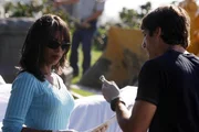 Officer Ryan Wolfe (Jonathan Togo) hat die an dem Sarg befestigten Informationen über die Leiche gefunden. Er berichtet Alexx Woods (Khandi Alexander), dass die Daten nicht zu der Leiche passen, die in dem Sarg gelegen hat. Officer Ryan Wolfe (Jonathan Togo) hat die an dem Sarg befestigten Informationen über die Leiche gefunden. Er berichtet Alexx Woods (Khandi Alexander), dass die Daten nicht zu der Leiche passen, die in dem Sarg gelegen hat.