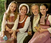 Barborka (Charlotte Ella Gottov&aacute;, rechts) und ihre Freundin (Nelly Sofie Gottov&aacute;, links) sind gern bei Gro&szlig;vater (Karel Gott) und Gro&szlig;mutter (Kamila Mag&aacute;lov&aacute;) in der Schmiede.