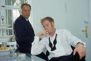 Kommissar Kehler (Wolfgang Bathke, li.) verhört den Sohn des Toten, Viktor Kaltenbach (Johann von Bülow), der zur Tatzeit auf einer Party war.