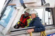 Um an Bord des Kutters zu gelangen, bekommt Björn Freitag (r) Unterstützung von Skipper Kai (l) und seinen Kollegen von der Seenotrettung: Im Rahmen einer Kontrollfahrt bringen sie ihn zu Captain Jack aufs Krabbenschiff. Um an Bord des Kutters zu gelangen, bekommt Björn Freitag (r) Unterstützung von Skipper Kai (l) und seinen Kollegen von der Seenotrettung: Im Rahmen einer Kontrollfahrt bringen sie ihn zu Captain Jack aufs Krabbenschiff.