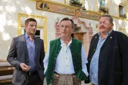 Ludwig Bernreiter (Johann Schuler, M.) wollte verhindern, dass der "Glockenwirt" abgerissen wird. Die Kommissare Hansen (Igor Jeftic, l.) und Hofer (Joseph Hannesschl&auml;ger, r.) ermitteln: Hat er den Investor erschlagen?