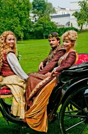 K&ouml;nig Tade&aacute;&scaron; (Miroslav &Scaron;imůnek) und K&ouml;nigin Eli&scaron;ka (Kateřina Brožov&aacute;, rechts) suchen f&uuml;r ihre Tochter, Prinzessin Ad&eacute;lka (Zuzana Ž&aacute;kov&aacute;), einen Gemahl.