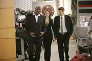 Ein bekannter Showmaster wurde ermordet. Brennan (Emily Deschanel) und Booth (David Boreanaz, r.) hoffen von dem Producer der Show, Arthur Lang (Richard Gant), Hinweise auf den Mörder zu bekommen.