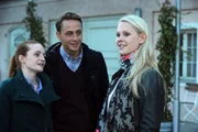 Yvi freut sich auf ein Hüttenwochenende mit Svenja und Vitus. Von links: Svenja (Janina Stopper), Vitus (Gabriel Raab) und Yvonne Preissinger (Alexa Eilers). Yvi freut sich auf ein Hüttenwochenende mit Svenja und Vitus. Von links: Svenja (Janina Stopper), Vitus (Gabriel Raab) und Yvonne Preissinger (Alexa Eilers).