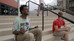 Keire Johnson (l.) lachend auf den Treppen