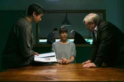 Vicky Adam (Katja Danowski, l.) und Hui Ko (Aaron Le, 2.v.l.) trauen ihren Augen kaum, als sie die Fahndungsbilder in der Zeitung sehen. Günter (Wolfgang Winkler, r.) und Edwin (Tilo Prückner, 2.v.r.) sollen einen Antiquitätenhänder überfallen haben?