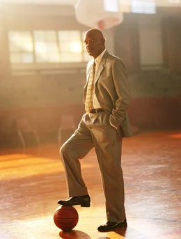 Etwa die H&auml;lfte aller Sch&uuml;ler der kalifornischen Richmond Highschool verl&auml;sst die Schule ohne Abschluss, von den &uuml;brigen schaffen es nur sieben Prozent bis aufs College. Coach Carter (Samuel L. Jackson) m&ouml;chte seinem Team den Weg in eine bessere Zukunft weisen ...