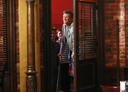 Rick lädt Lynette zu einem Essen in ein Restaurant eines Freundes ein, doch kurz bevor sie gehen wollen, erscheinen Tom (Doug Savant, vorne) und die Kinder in der Pizzeria ... Rick lädt Lynette zu einem Essen in ein Restaurant eines Freundes ein, doch kurz bevor sie gehen wollen, erscheinen Tom (Doug Savant, vorne) und die Kinder in der Pizzeria ...