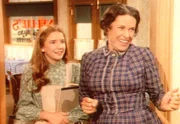 Mrs. Oleson (Katherine MacGregor, r.) und Laura (Melissa Gilbert, l.) begr&uuml;&szlig;en Almanzo, den j&uuml;ngeren Bruder der neuen Lehrerin. Laura ist von dem jungen Mann sichtlich angetan ...