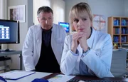 Dr. Lea Peters (Anja Nejarri) informiert Klinikleiter Dr. Roland Heilmann (Thomas Rühmann) darüber, dass bei einem kleinen Patienten Kindesmisshandlungen vorliegen könnte. Lea ist sich sogar so sicher, dass sie das Jugendamt informieren will. Dr. Heilmann bittet Lea, vorerst die Ergebnisse der weiteren Diagnostik abzuwarten. Ihr Verdacht ist gravierend und damit ist nicht leichtfertig umzugehen - doch das tut Lea auch nicht.