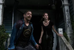 L-R: Dave (Barry Pepper) und Haley (Kaya Scodelario)