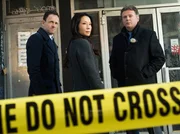 Müssen in Chinatown einen Mordfall aufdecken: Sherlock Holmes (Jonny Lee Miller, l.), Joan Watson (Lucy Liu, M.) und Captain Tommy Gregson (Aidan Quinn, r.) ... Müssen in Chinatown einen Mordfall aufdecken: Sherlock Holmes (Jonny Lee Miller, l.), Joan Watson (Lucy Liu, M.) und Captain Tommy Gregson (Aidan Quinn, r.) ...