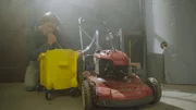 Nachdem MacGyver (Lucas Till) und sein Team in Riga den Anführer der lettischen Terrorgruppe geschnappt haben, verbarikadieren sie sich mit ihm in der amerikanischen Botschaft und müssen aus Putzmitteln & Co Waffen bauen.