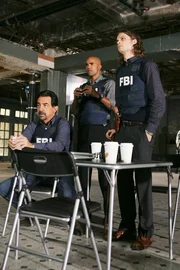 Der Reaper ist zurückgekehrt: Rossi (Joe Mantegna, l.), Reid (Matthew Gray Gubler, M.) und Morgan (Shemar Moore, r.) setzen alle Kräfte frei, um ihn zu finden, denn der Verbrecher hat es auf die Familie von Agent Hotch abgesehen ...