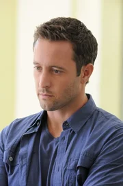 Während Steve (Alex O'Loughlin, r.) und seine Kollegen an einem neuen Fall arbeiten, versucht Catherine (Michelle Borth, l.) über einen Beamten des Zeugenschutzprogramms den Aufenthalt seiner Mutter herauszubekommen ...