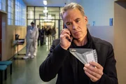 Jan Maybach (Marco Girnth) hält eine Plastiktüte der Spurensicherung mit einem Beweisstück in der Hand und telefoniert mit Ina. Bringt das eine neue Richtung in die Ermittlung? Jan Maybach (Marco Girnth) hält eine Plastiktüte der Spurensicherung mit einem Beweisstück in der Hand und telefoniert mit Ina. Bringt das eine neue Richtung in die Ermittlung?