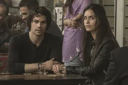Mitch (Dylan O'Brian, l.); Annika (Shiva Negar, r.)